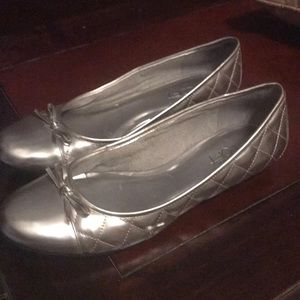 Ann Taylor Loft silver flats size 8M